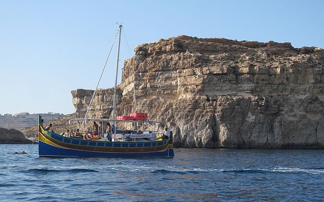 Tradycyjne maltańskie łodzie w Blue Lagoon na Comino