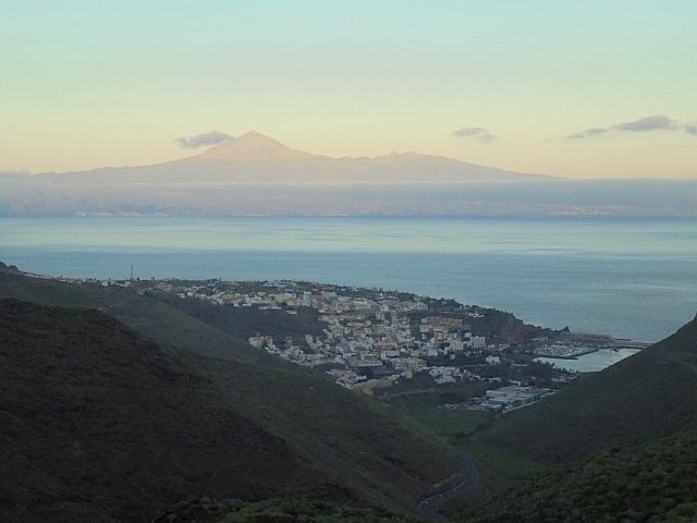 San Sebastian z El Teide w tle